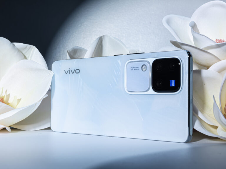 SPOTTED: Anne Curtis takes groufie using latest vivo V30 Pro